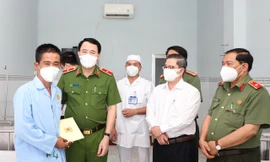 Thứ trưởng Bộ Công an thăm chiến sĩ bị thương khi làm nhiệm vụ