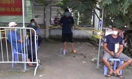 Phát hiện nhóm người trốn trong xe 'luồng xanh', 1 người nghi mắc COVID-19