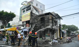 Cháy lớn giữa ban ngày, một căn nhà bị thiêu rụi