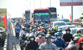 'Biển người' ồ ạt về lại TP.HCM sau Tết, quốc lộ 1 ùn tắc nhiều nơi