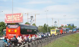 Dòng người trở lại TPHCM sau Tết, cầu Mỹ Thuận kẹt cứng