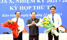 Ông Mai Văn Huỳnh - Phó Bí thư Tỉnh ủy, Chủ tịch HĐND tỉnh Kiên Giang tặng hoa chúc mừng ông Lê Quốc Anh (bìa phải) và ông Nguyễn Đức Chín.
