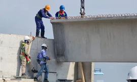 Cận cảnh lắp nhịp dầm đầu tiên cầu 8.000 tỷ bắc qua sông Hậu