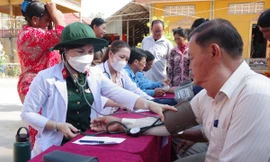 Khám bệnh, cấp thuốc miễn phí hơn 250 lượt người dân Campuchia