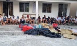 18 đối tượng cùng tang vật bị bắt giữ.-Ảnh: V. Vũ.