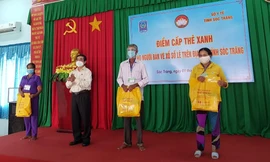 Cấp thẻ xanh cho người bán vé số dạo ở Sóc Trăng.