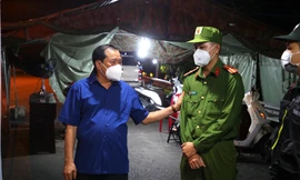 Giám đốc Công an TP. Cần Thơ thăm hỏi, động viên chiến sĩ tại chốt kiểm dịch.