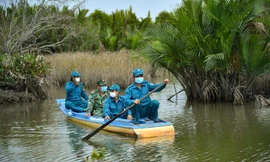 Cán bộ, chiến sĩ lực lượng dân quân tự vệ tăng cường trên tuyến biên giới, tuần tra trên các kênh, rạch lối mở ngăn chặn người nhập cảnh trái phép.Ảnh: P. Vũ.