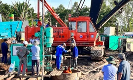 Chuẩn bị nhổ trụ bê tông khỏi lòng đất cứu nạn bé trai 10 tuổi mắc kẹt