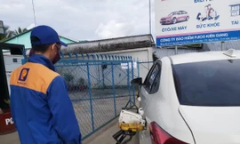 Đi liên tỉnh 45 km mua xăng bất thành, tài xế nơm nớp lo ô tô chết máy