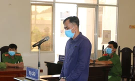 Lĩnh 16 năm tù vì dùng súng bắn phó Công an phường