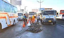 Hàng chục két bia rơi, đường dẫn cao tốc TPHCM – Trung Lương ùn ứ