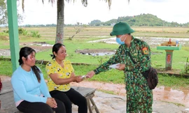 Lực lượng biên phòng cửa khẩu Quốc tế Hà Tiên (Kiên Giang) tuyên truyền người dân nâng cao ý thức phòng, chống dịch COVID -19.