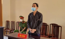 Lĩnh 8 năm tù vì mua tiền giả đi gửi vào tài khoản 