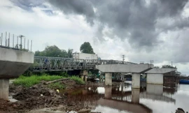 Cần cẩu gãy đôi, người phụ nữ ở Cà Mau thoát nạn trong gang tấc