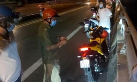 Xe máy nam thanh niên bỏ lại trên cầu.