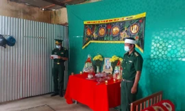 Nghẹn ngào hình ảnh người lính biên phòng chịu tang cha trên chốt biên giới