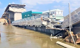 Ai chịu trách nhiệm trong sự cố sập cầu 50 tỷ ở Cà Mau?