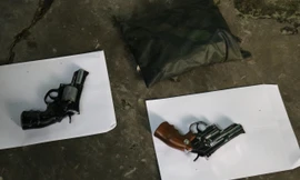 Khám xét một phòng trọ, thu hai khẩu súng 