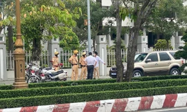 Tạm giữ ô tô biển xanh chở luật sư dự tòa