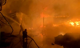 Cháy ngùn ngụt kho phế liệu rộng gần 500m2 ở An Giang