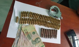 Kiểm tra xe máy, phát hiện gần 60 viên đạn và còng số 8