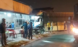 Tiền Giang: Thảm nhựa đường không đặt cảnh báo, một xe tải lao vào nhà dân 