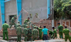 Hiện trường vụ sập tường làm 7 người chết.