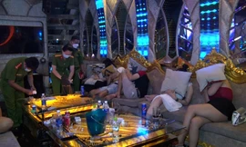 Cảnh sát 'tập kích' quán karaoke lúc nửa đêm, phát hiện 132 người dương tính ma túy