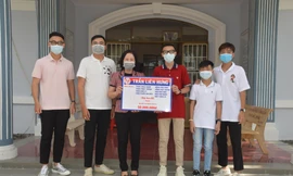 Cháu bé 3 tuổi 'mổ' heo đất ủng hộ quỹ vắc xin phòng dịch COVID-19