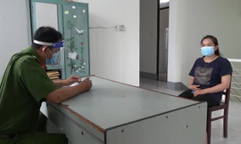 Tự cấp giấy đi đường sai quy định, đánh cán bộ công an tại chốt kiểm dịch