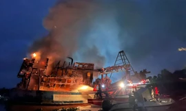 Tàu cá chứa gần 1.000 lít dầu bốc cháy dữ dội trong đêm