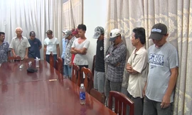 Các đối tượng tham gia đánh bạc bị bắt giữ.