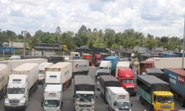 Bị tắc ở Cần Thơ, chủ xe bức xúc vì lo bị trả hàng, bể hợp đồng