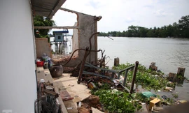 Người dân tháo chạy trong đêm vì sạt lở bờ sông ở Cần Thơ 