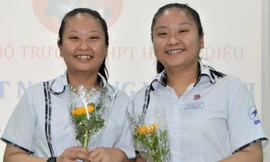 Chị em song sinh được kết nạp Đảng trước ngày thi tốt nghiệp