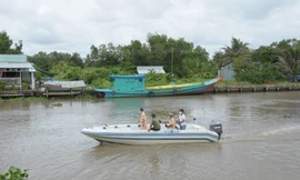 Va chạm với sà lan chở đá trên sông, 2 người chết, 1 người mất tích