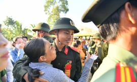 Hàng nghìn thanh niên miền Tây hăng hái lên đường nhập ngũ