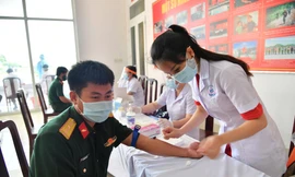Hàng trăm cán bộ, chiến sĩ hiến máu giữa mùa dịch COVID-19 
