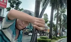 Người đàn ông chặn đầu ô tô giữa đường, bẻ cần gạt mưa