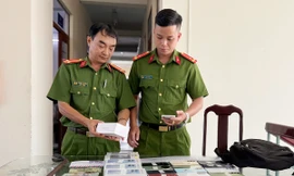 Cắt khóa vào cửa hàng trộm hơn 80 chiếc điện thoại