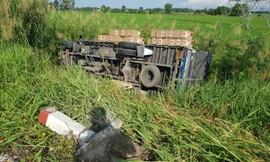 Tài xế ngủ gật, xe tải lao xuống ruộng lật ngang