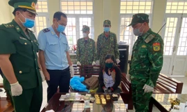 Huỳnh Thị Nguyên cùng số tang vật bị bắt giữ.