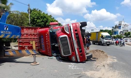 Tránh xe máy, container lật ngang trên Quốc lộ 1