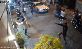 Kinh hoàng nhóm người cầm mã tấu đập phá nhà dân trong đêm