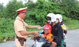 CSGT Sóc Trăng hỗ trợ xăng xe, nước uống cho người dân về quê nghỉ lễ