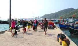 Hơn 700 du khách trở về đất liền sau 3 ngày mắc kẹt trên đảo Nam Du