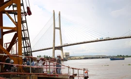 Cha, vợ nạn nhân mất tích trong vụ sập sàn cầu Mỹ Thuận 2 chờ đợi trong vô vọng 