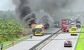 Xe khách bốc cháy ngùn ngụt, nhiều người hốt hoảng bỏ chạy 