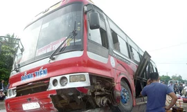 Tránh xe mô tô, xe khách lao lên dải phân cách